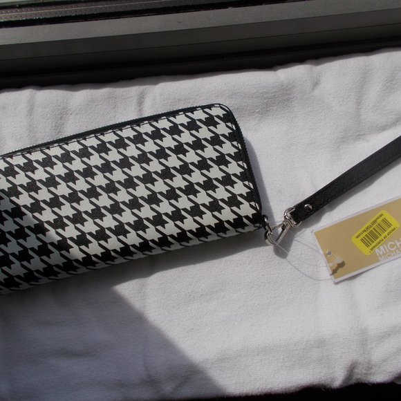 Michael Kors Hounds Tooth New Wristlet - Picture 3 of 6